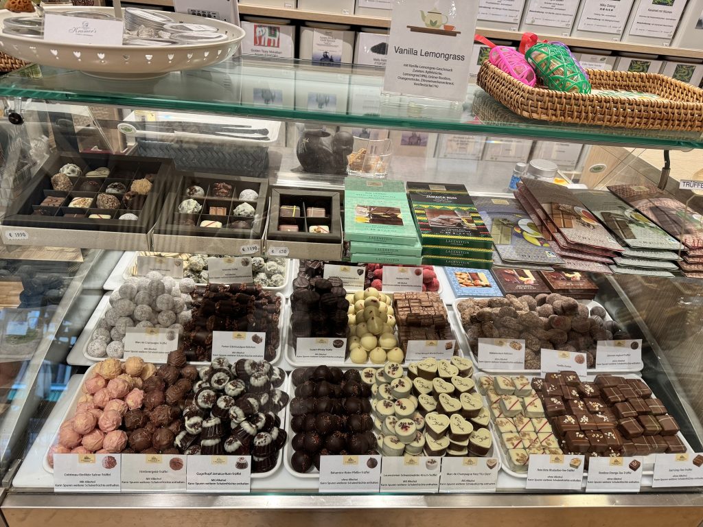 Pralinen und Schokolade in der Ladenauslage